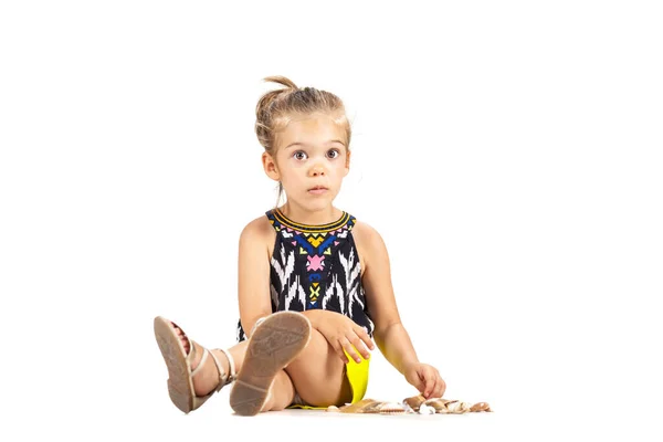 Menina Caucasiana Brincando Com Conchas — Fotografia de Stock