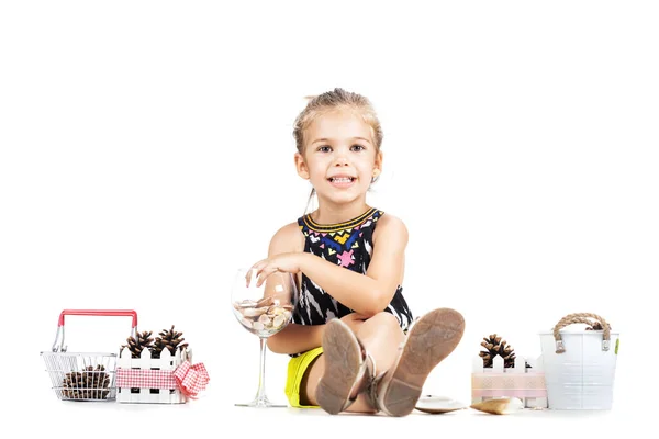 Kleines Kaukasisches Mädchen Spielt Mit Tannenzapfen Und Muscheln — Stockfoto