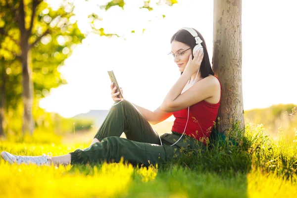 Dark Hair Girl Listening Music Headphones Her Smartphone —  Fotos de Stock