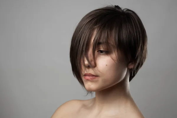 Şirin Bir Kızın Yakın Çekimi Saç Stili Yüzünden Üstün Gri — Stok fotoğraf