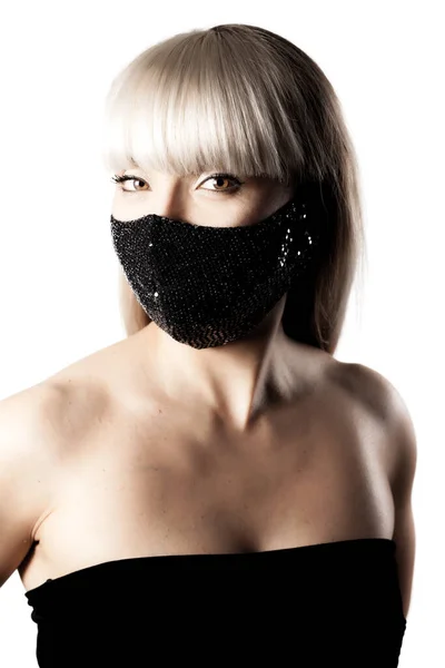 漂亮的黑发女孩 金发碧眼的刘海 戴着黑色时髦的防护面罩 — 图库照片
