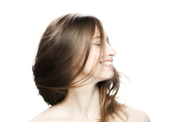 Brunetka Dívka Tekoucími Vlasy Vzduchu Studio Portrét Proti Bílému Pozadí — Stock fotografie