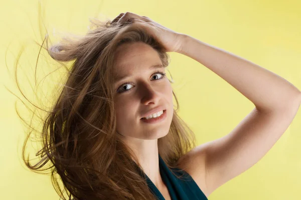Schöne Mädchen Mit Wallenden Haaren Vor Gelbem Hintergrund Brünette Dame — Stockfoto