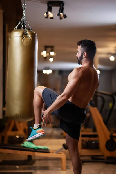Muskulös Skjorta Man Hoppa Träffa Boxningssäck Med Ett Knä Fitness — Stockfoto