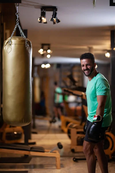 Muskularny Mężczyzna Stojący Przed Workiem Treningowym Uśmiechnięty Studio Fitness — Zdjęcie stockowe