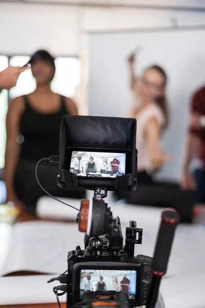 Profesionální Kamera Nahrávání Multiracial Business Lidé Mají Tvůrčí Setkání Brainstormingin — Stock fotografie