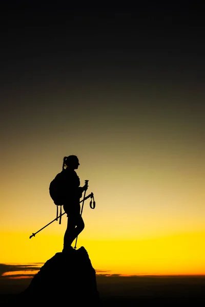 Silueta Una Chica Excursionista Pedestal Roca Con Las Manos Arriba — Foto de Stock