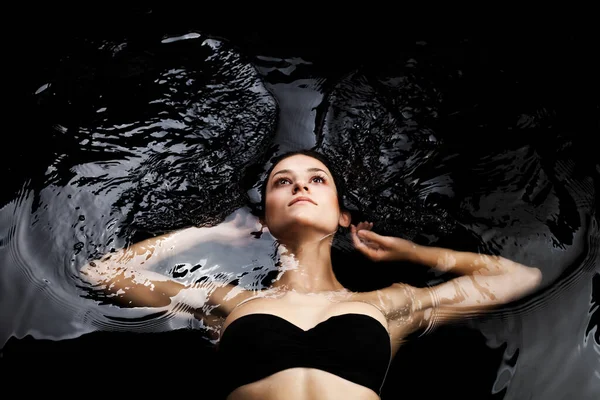 Beautiful Caucasian Girl Swimsuit Lying Water Reflections Surface Looking — Fotografia de Stock