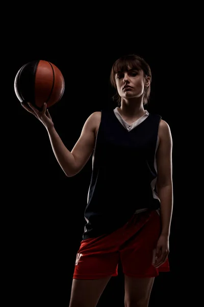 Vrouwelijke Basketbalspeler Mooi Meisje Met Een Bal Zijverlicht Half Silhouet — Stockfoto
