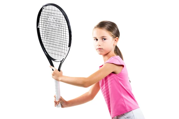 穿着粉色衣服的年轻女网球选手 小女孩摆出一副白色背景的球拍和球拍的姿势 — 图库照片