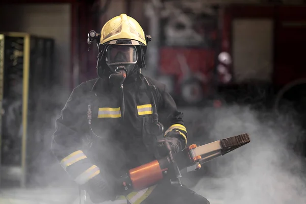 Portret Strażaka Pełnym Wyposażeniu Masce Tlenowej Strażak Hydraulicznym Narzędziem Tnącym — Zdjęcie stockowe
