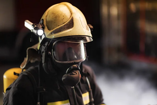 Strażak Pełnym Wyposażeniu Strażak Ochronną Maską Tlenową Latarką Wózki Dymne — Zdjęcie stockowe