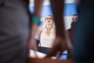 Ofisteki yönetim kurulu masasında birlikte çalışan çok ırklı iş adamları. Başarılı bir iş arkadaşı ekibi beyin fırtınası yapıyor. Soyut görünüm.