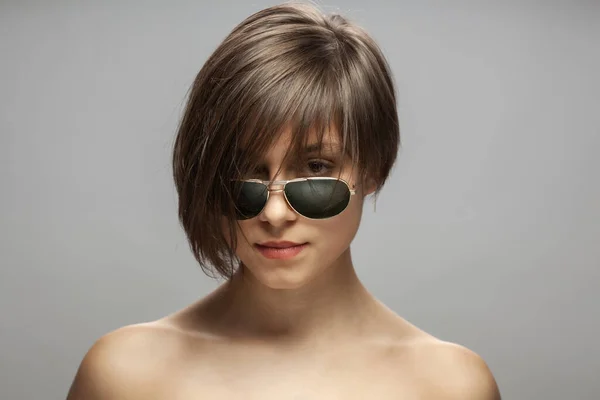 Hermosa Chica Retrato Moda Con Gafas Sol Expresión Facial Grave —  Fotos de Stock