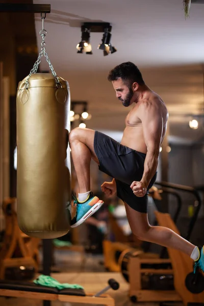 Muscular Sin Camisa Hombre Salto Golpeando Saco Boxeo Con Una —  Fotos de Stock