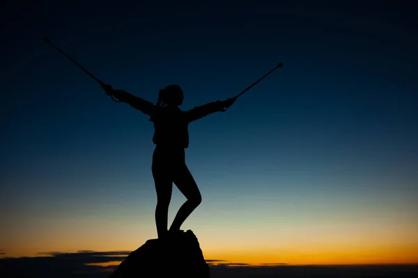 Silueta Una Chica Excursionista Pedestal Roca Con Las Manos Arriba —  Fotos de Stock