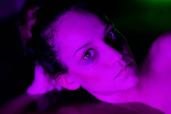 穿着比基尼的漂亮湿婆躺在水彩画上 带有霓虹灯的Sidelit — 图库照片