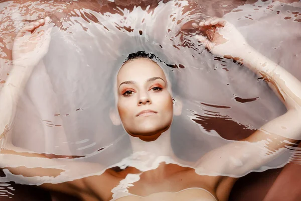 Undervattens Skönhet Porträtt Vacker Kaukasiska Flicka Tittar Kameran Rött Färgat — Stockfoto