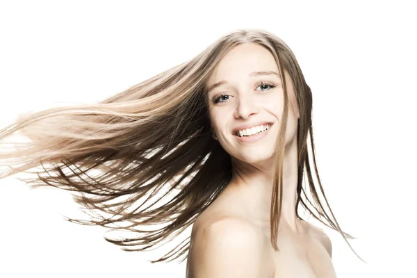 Brunetka Dívka Tekoucími Vlasy Vzduchu Studio Portrét Proti Bílému Pozadí — Stock fotografie