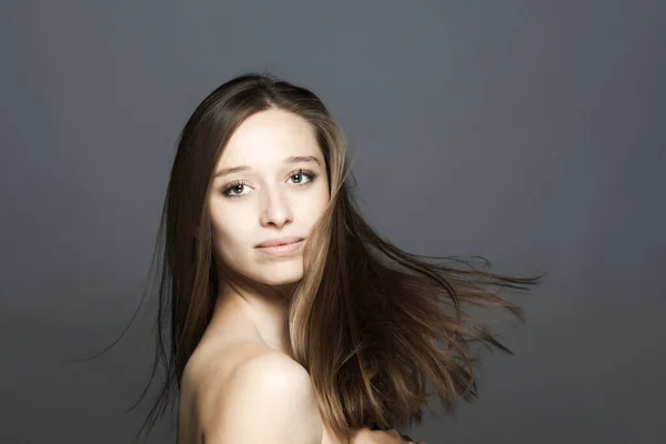 Bruneta Dívka Otáčení Hlava Tekoucí Vlasy Vzduchu Studio Portrét Proti — Stock fotografie