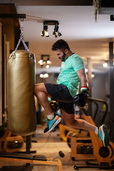 Hombre Musculoso Con Guantes Boxeo Salta Golpeando Saco Boxeo Con — Foto de Stock