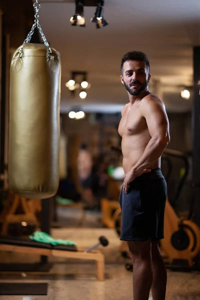 Muskulös Skjorta Man Står Frront Boxningssäck Fitness Studio — Stockfoto