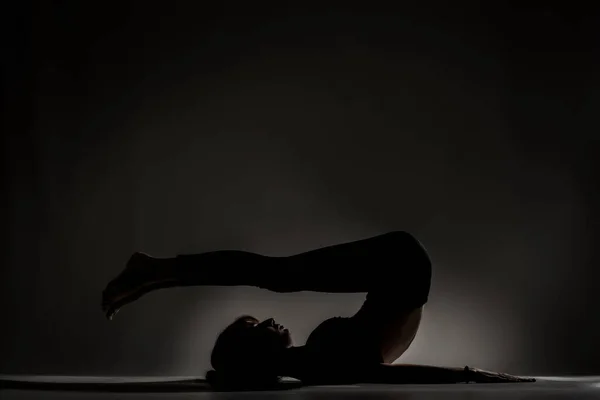 Chica Bailarina Forma Acostada Estirándose Practicando Posturas Yoga Silueta Lateral —  Fotos de Stock