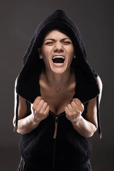 Siyah Kapüşonlu Güzel Kızgın Kız Koyu Gri Arka Planda Rahatsızlık — Stok fotoğraf