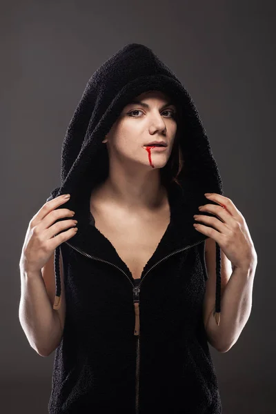 Dühös Lány Fekete Kapucnival Véres Szájjal Lady Fájdalom Sikoltozó Kellemetlen — Stock Fotó