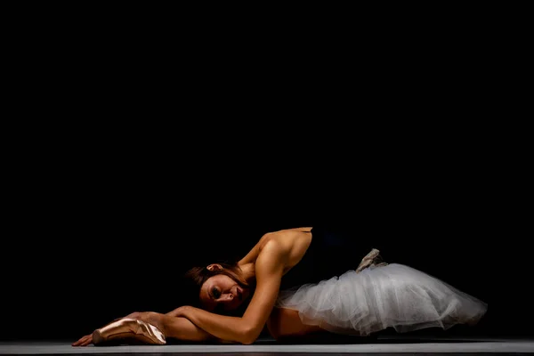 Bailarina Com Tutu Posando Chão — Fotografia de Stock