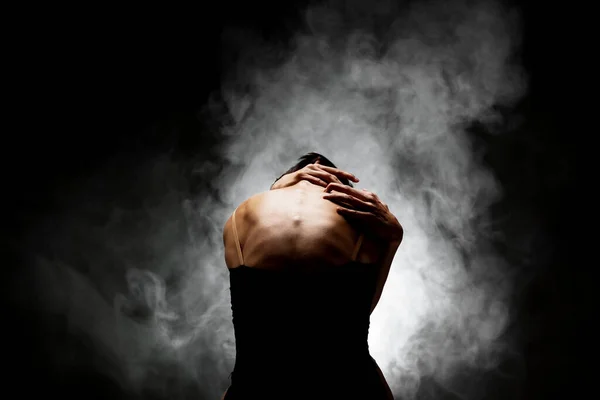 Fél Sziluett Modern Balett Táncos Pózol Sötét Háttér Füst — Stock Fotó