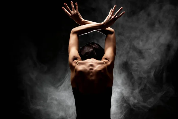 Poloviční Silueta Moderní Baletní Tanečnice Pózující Tmavém Pozadí Kouřem — Stock fotografie