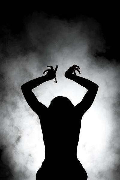 Силуэт Современный Балетный Танцор Позирует Темном Фоне Дымом — стоковое фото