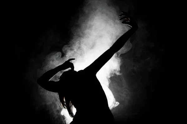 Силуэт Современный Балетный Танцор Позирует Темном Фоне Дымом — стоковое фото