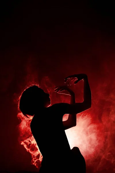 现代芭蕾舞者的轮廓 芭蕾舞女背对着黑烟摆姿势 — 图库照片