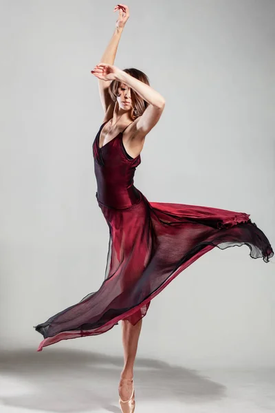 Bailarina Con Vestido Rojo Ondeante Elegante Bailarina Ballet Femenina — Foto de Stock