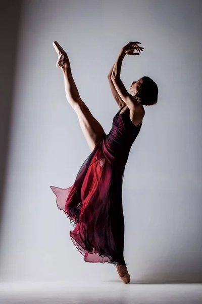 Μισό Μπαλαρίνα Σιλουέτα Ένα Κυματιστό Κόκκινο Φόρεμα Κομψή Χορεύτρια Μπαλέτου — Φωτογραφία Αρχείου