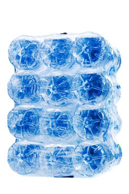 12 buçuk litrelik su dolu plastik şişeler.