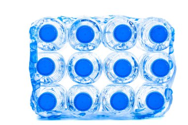 12 buçuk litrelik su dolu plastik şişeler.