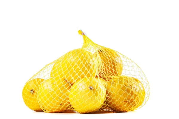 一组成熟的柠檬在一个网袋对白色背景 — 图库照片
