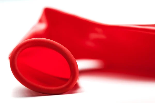 Απομονωμένο Κόκκινο Μπαλόνι Που Απομονώνεται Λευκό Φόντο Αφηρημένη Κοντινή Φωτογραφία — Φωτογραφία Αρχείου