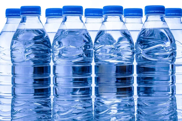 Σωρός Από Πλαστικά Μπουκάλια Νερού Μισού Λίτρου Μπλε Καπάκι — Φωτογραφία Αρχείου