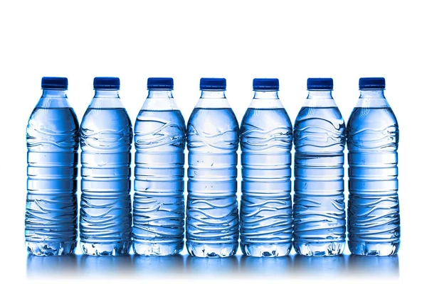 Pila Botellas Agua Plástico Medio Litro Con Tapa Azul —  Fotos de Stock