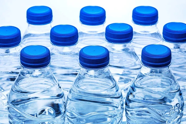 Mucchio Bottiglie Acqua Mezzo Litro Plastica Con Tappo Blu — Foto Stock