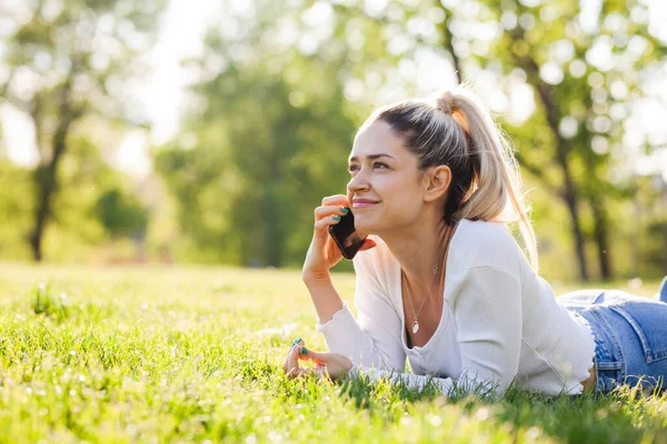 Beautiful Girl Lying Field Park Talking Phone — Stock Photo, Image