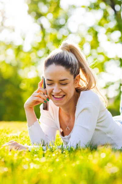 Beautiful Girl Lying Field Park Talking Phone — Stock Photo, Image