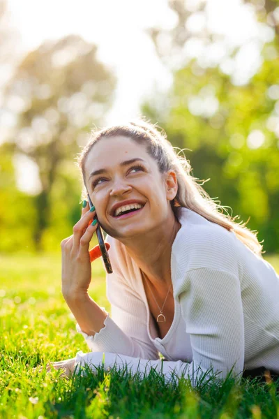 Parktaki Bir Tarlada Yatan Güzel Kız Telefonda Konuşuyorlar — Stok fotoğraf