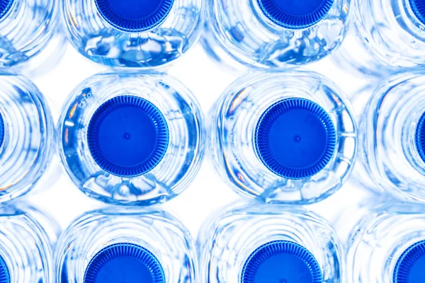 Grupo Pequeñas Botellas Agua Plástico Con Tapa Azul —  Fotos de Stock