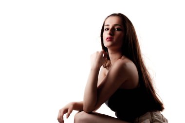 Uzun saçlı, güzel bir kızın stüdyo poirality 'si. Beyaz arkaplanda izole.