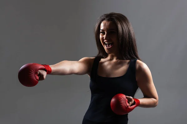 Vacker Flicka Utövar Karate Punch Och Skriker Med Hår Luften — Stockfoto